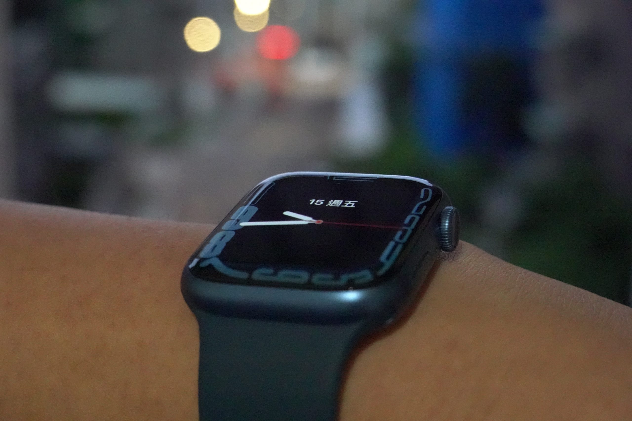 Apple Watch Series 7开箱与配对教学:更大的画面、全新轮廓表面、更快的充电速度