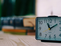 iPhone 闹钟「稍后提醒」能更改设定吗？ 贪睡时间有多久？