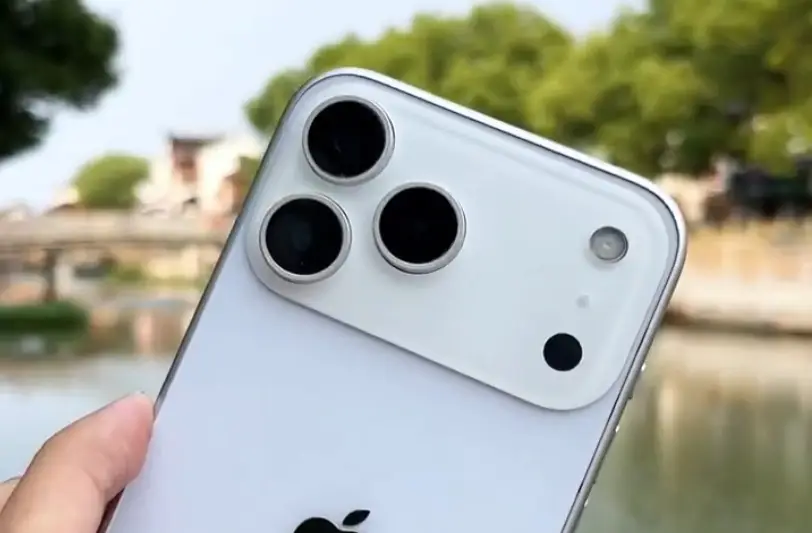 iPhone 17 Pro Max 模型机,机身加厚为了加大电池