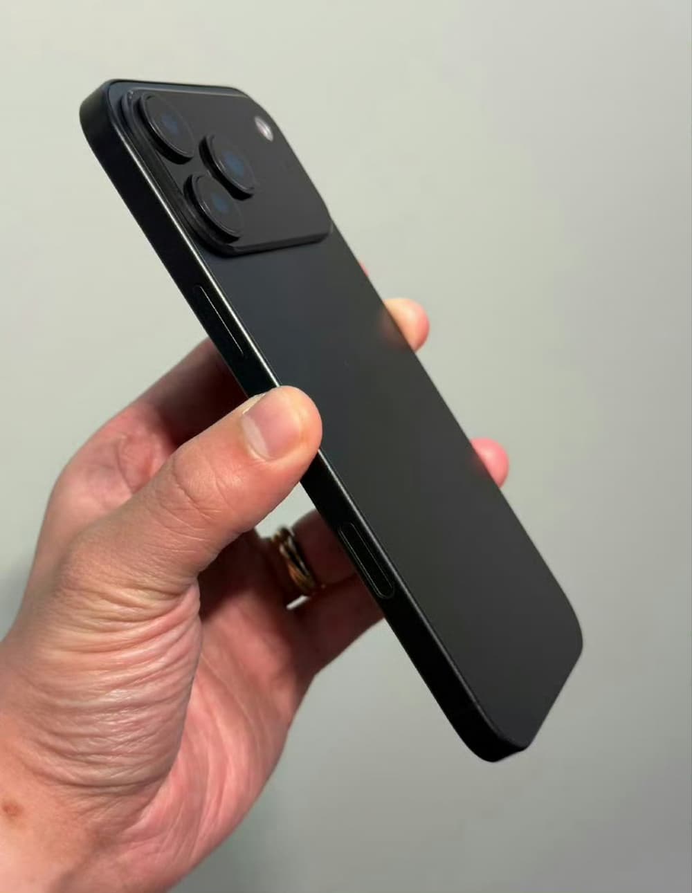 iPhone 17 Pro实机照抢先看! 超大镜头模组与平衡设计完美融合 2