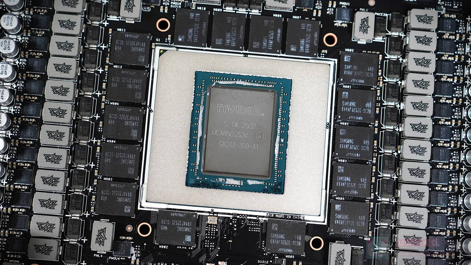 原来 NVIDIA 早已展示过采用 3GB GDDR7 颗粒的 RTX 5090 48G?