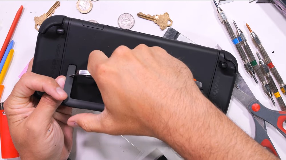 Nintendo Switch 2 暴力测试来了！ 屏幕容易刮伤、Joy-Con 大力扯掉也不会损坏 - 锐达哥