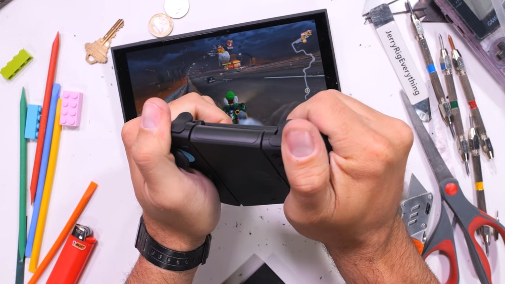 Nintendo Switch 2 暴力测试来了！ 屏幕容易刮伤、Joy-Con 大力扯掉也不会损坏 - 锐达哥