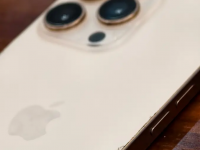 升级iOS 26后发热量惊人,有iPhone连胶都溶