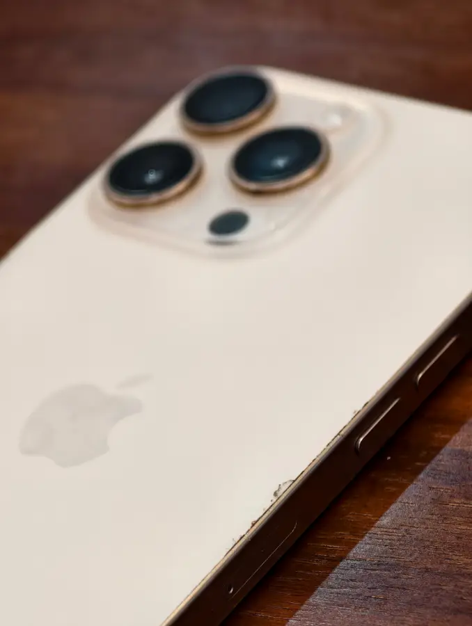 升级iOS 26后发热量惊人,有iPhone连胶都溶